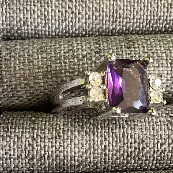 Silver Ring with Purple Gemstone - Picture 2 of 8